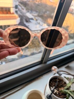 Krewe: Pink Marbled Oval Sunglasses with Scalloped Edge